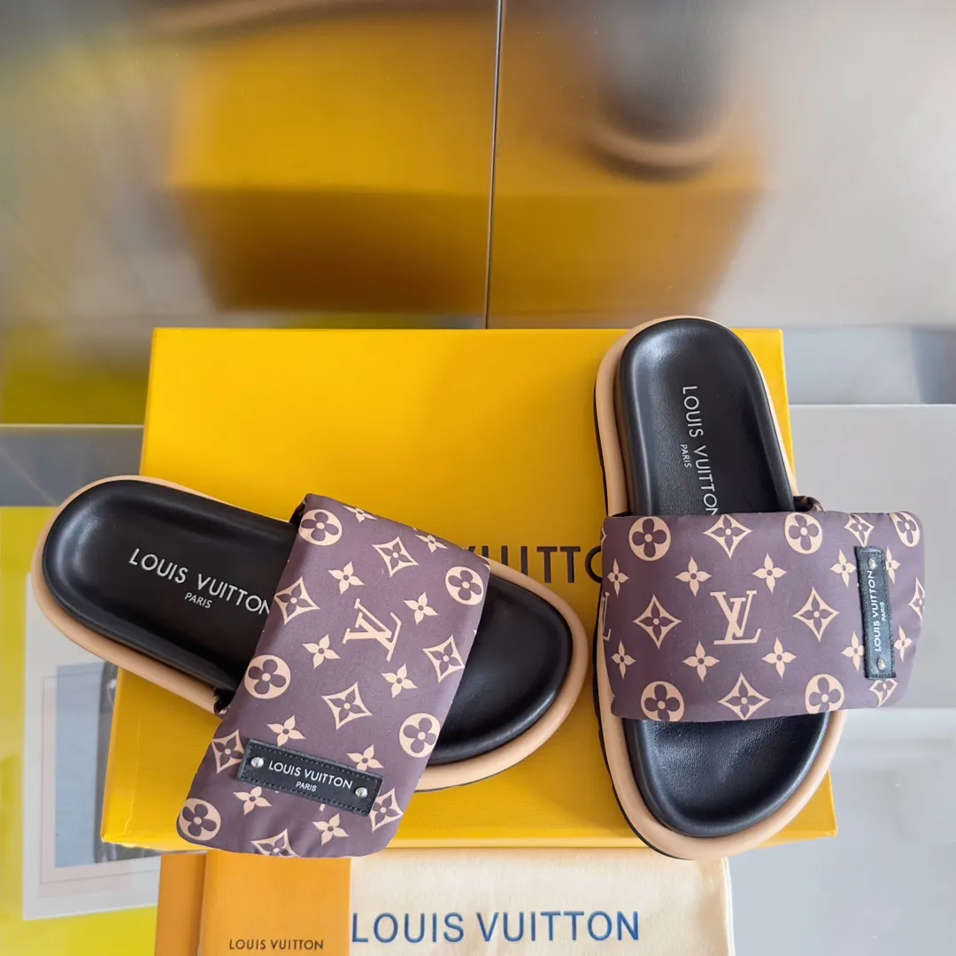 Factory direct sale 180👟👟 Women's Shoes Women's Clothing Women's Shoes Women's Clothing LV Louis Vuitton L Jialu Brand POOL PILLOW COMFORT Velcro Denim Denim Checkerboard Embossed Bread Flat Sandals Original purchase and development Production This Pool Pillow Comfort flat sandal is padded with neoprene to create a comfortable wide upper, and then embossed with the classic Monogram pattern. Velcro for easy adjustment, and a resilient insole and lubricious outsole complete the package. Exquisite packaging at the delivery counter 🛍📦 ▪️Fabric: Original customized technical fabric ▪️Inner lining: Original customized sheepskin foot pads ▪️Sole: Original open-molded rubber foam outsole ▪️Sole thickness: 4CM ▪️Size: Women's 35-40 / Men's 39-45